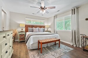 4 chambres, fer et planche à repasser, lit de bébé portatif