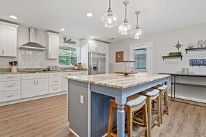 Fridge, microwave, oven, stovetop - Vicino al Mare | Spacious 4BR Home w/ Pool & Spa | 0.5 Miles to Beach | 32 Baynard Cove Rd (Hilton Head Island)