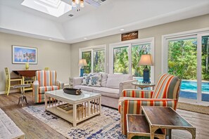 Smart TV, fireplace - Vicino al Mare | Spacious 4BR Home w/ Pool & Spa | 0.5 Miles to Beach | 32 Baynard Cove Rd (Hilton Head Island)