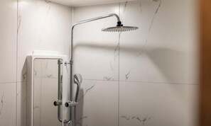 Suite | Bathroom | Shower, hair dryer, bathrobes, towels