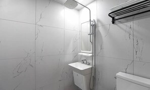 Habitació Deluxe | Bany | Dutxa, assecador de cabells, barnussos i tovalloles