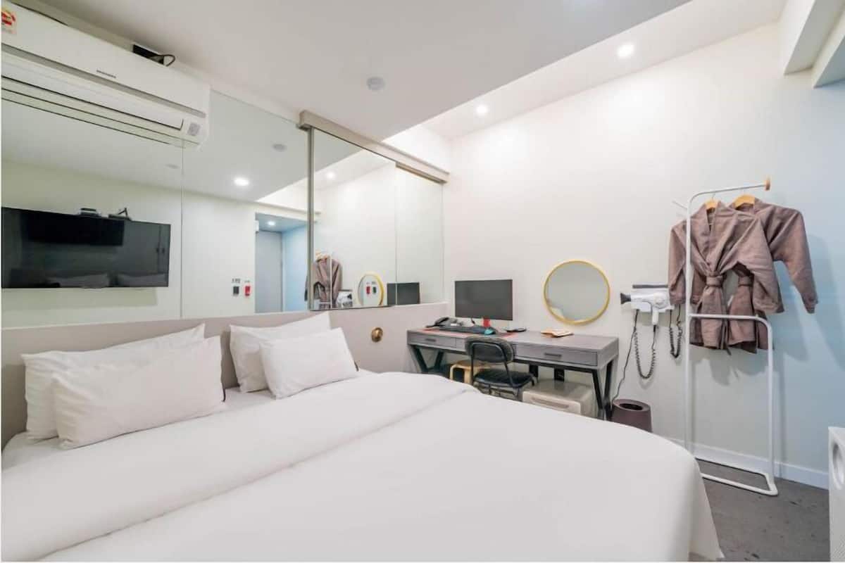 Deluxe Room | 1 bedroom, individually decorated, individually furnished, free WiFi