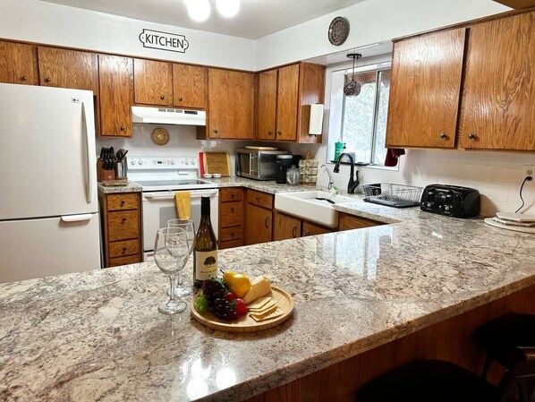 Jääkaappi, mikroaaltouuni, uuni, liesi