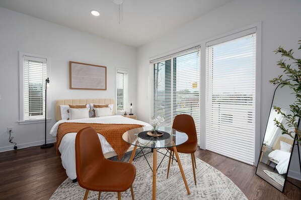 1 bedroom, desk, iron/ironing board, WiFi - Urban DT Chic Studio with Private Balcony! (Birmingham)