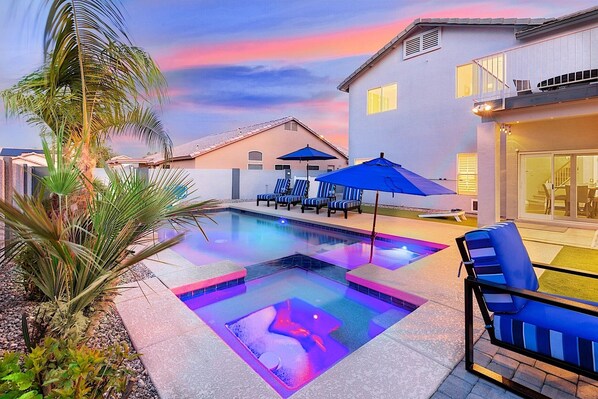 A heated pool - Vacay In The Valley - Entertainers Backyard! (Gilbert)