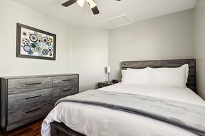 5 bedrooms, desk, iron/ironing board, free WiFi - Vacay In The Valley - Entertainers Backyard! (Gilbert)