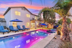 A heated pool - Vacay In The Valley - Entertainers Backyard! (Gilbert)