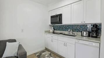 Cafetera/tetera, refrigerador, microondas, placa de cocina