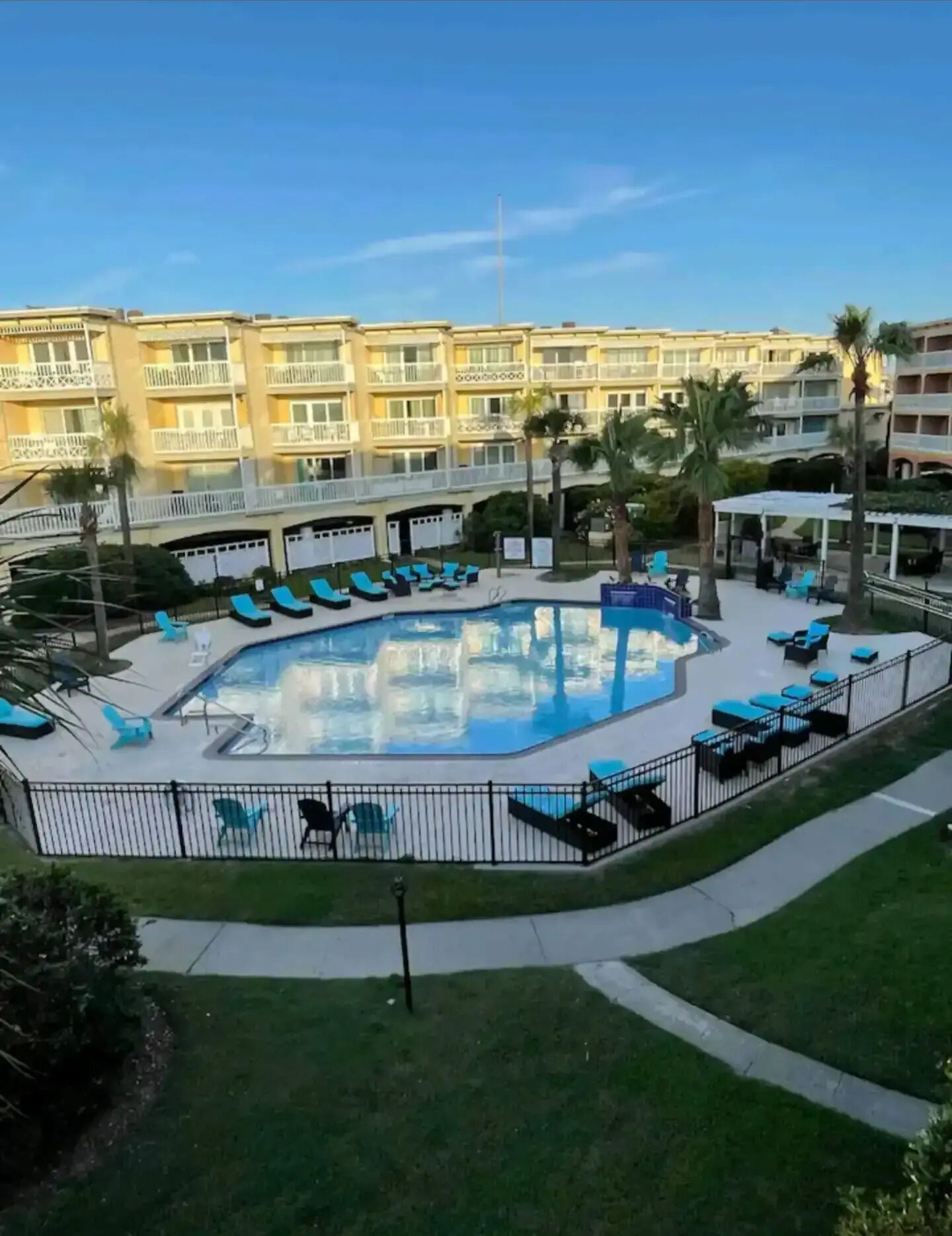 Una piscina al aire libre, una piscina climatizada