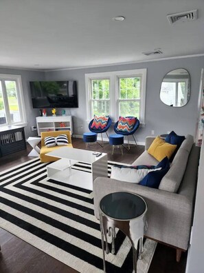 Smart TV - Middletown Modern Apartment - RIBryan Property (Middletown)