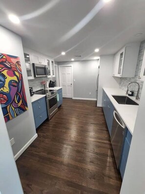 Fridge, microwave, oven, stovetop - Middletown Modern Apartment - RIBryan Property (Middletown)