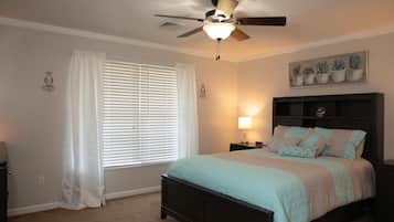 1 habitación, escritorio, tabla de planchar con plancha y cuna de viaje