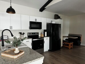 Fridge, microwave, oven, stovetop - Camp Lintonia on Tacoma Lakes (Litchfield)