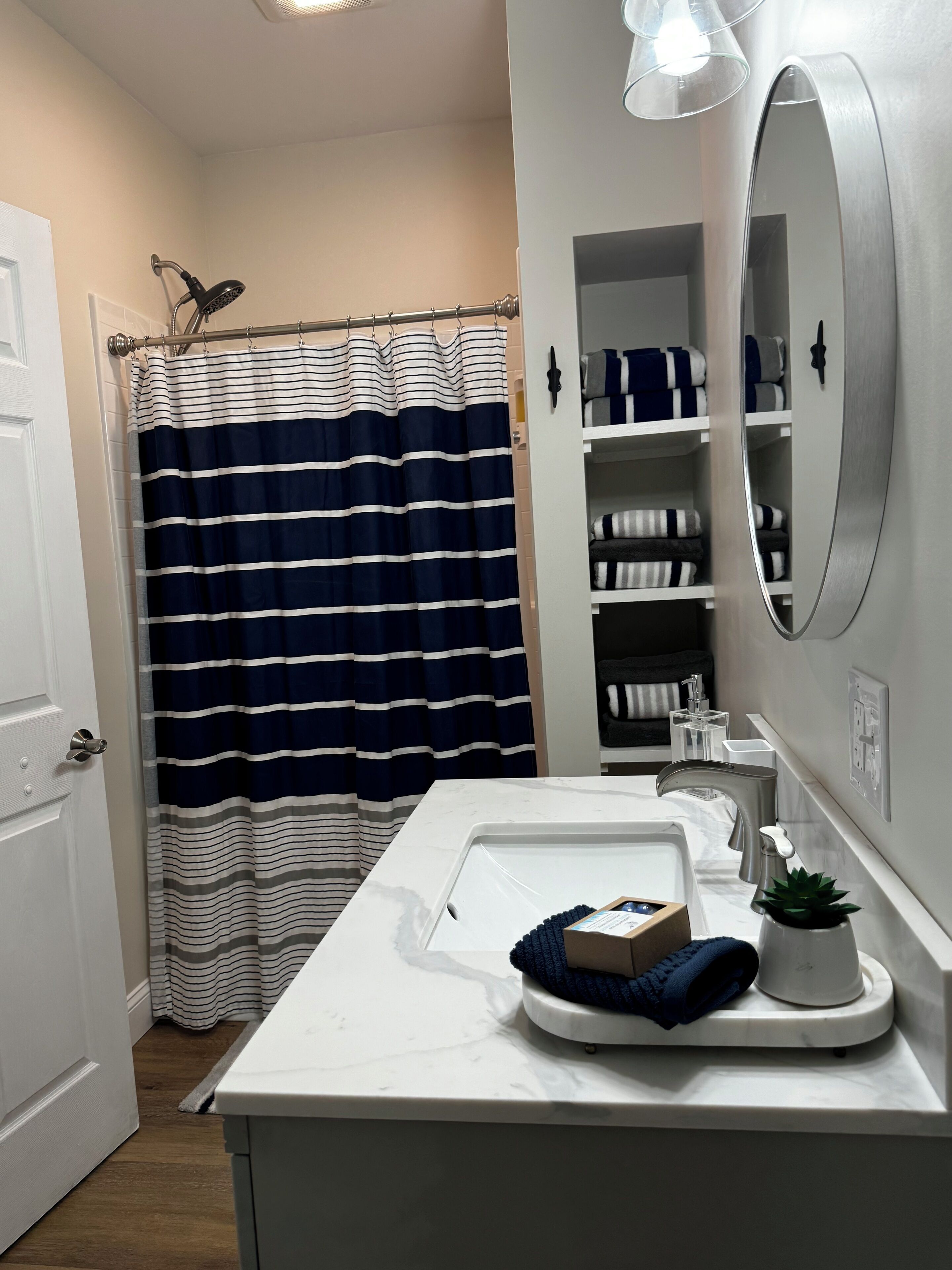 Regadera, toallas, jabón, shampoo 