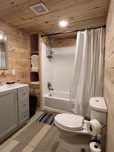Papa Bear's Den!!
“The perfect location to visit the trails”
