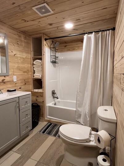 Papa Bear's Den!!
“The perfect location to visit the trails”