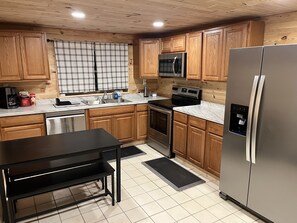 Frigorífico, microondas, horno y placa de cocina