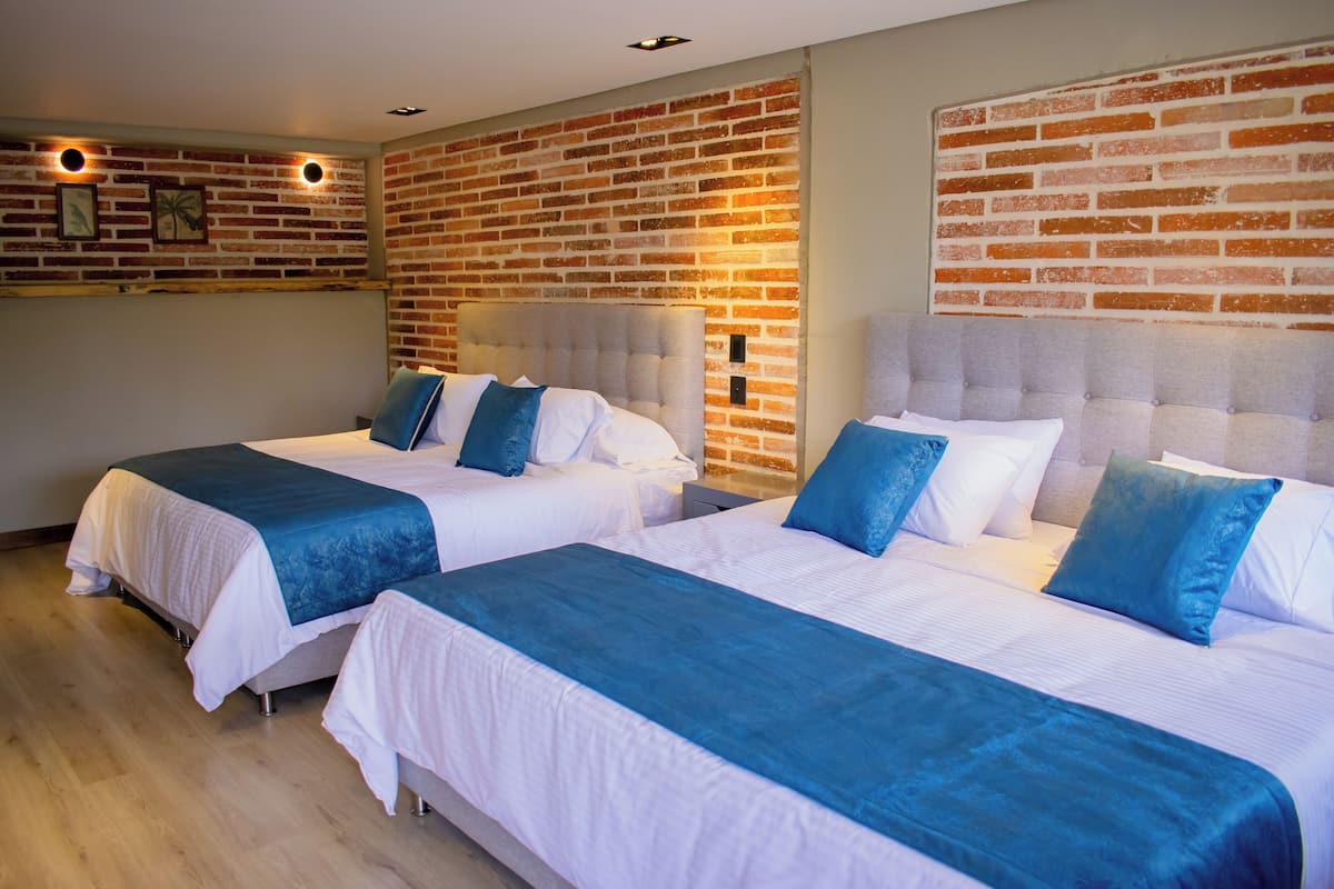 Habitación familiar con 1 cama matrimonial o 2 individuales, vista al lago | Wifi gratis