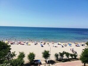 A beach with people and umbrellas. - PINAR OTEL (Amasra)