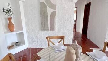 Villa, 2 habitaciones | Cocina privada | Refrigerador con congelador, microondas y licuadora