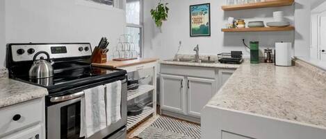 Micro-ondes, tables à manger