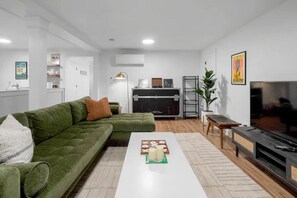 TV - Cozy Oasis in Music City (Nashville)