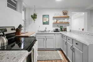 Microondas, mesa de comedor