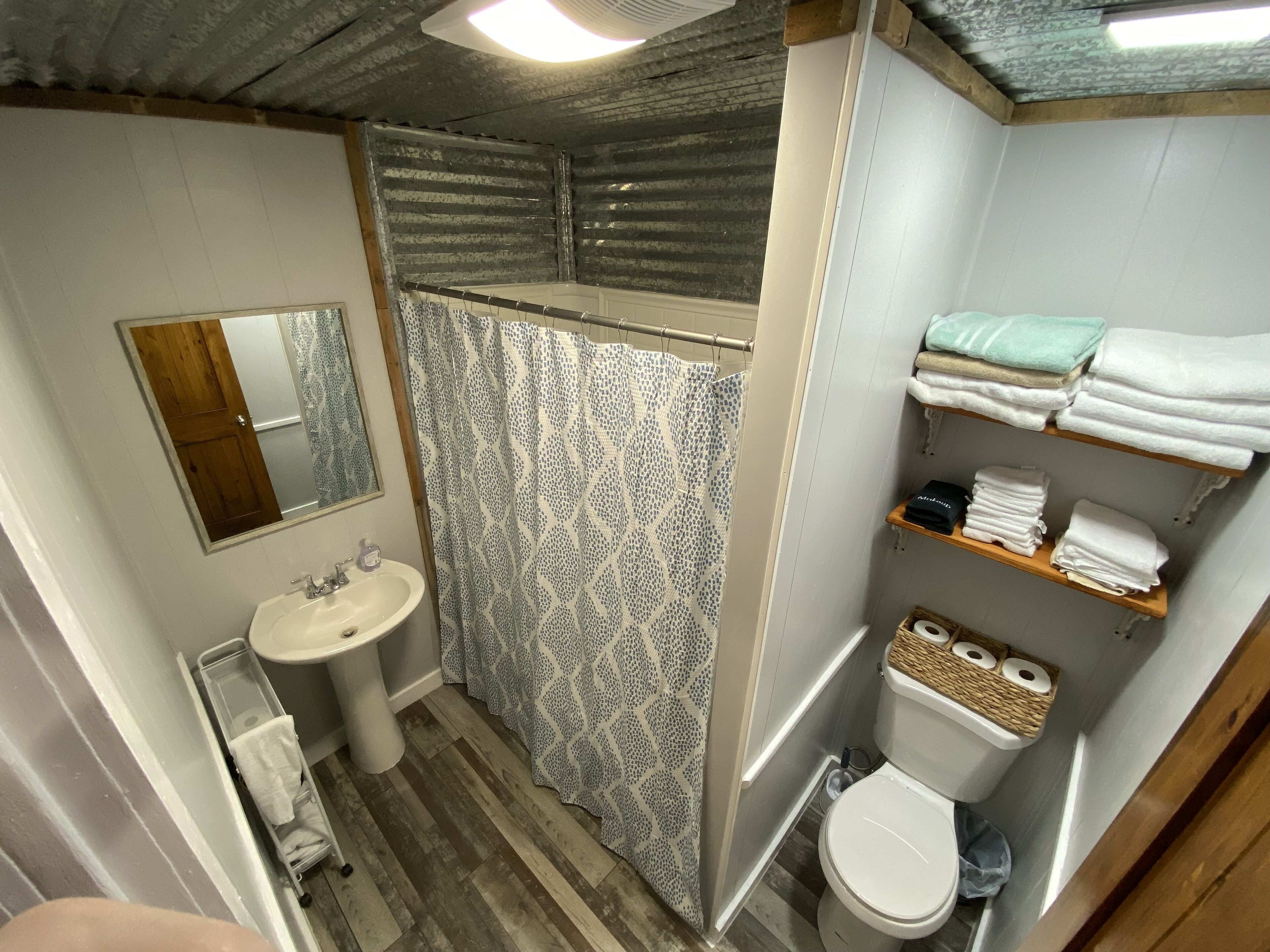 Hårføner, håndklær og toalettpapir