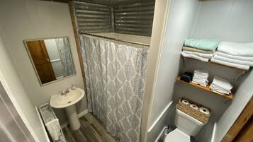 Hårføner, håndklær og toalettpapir