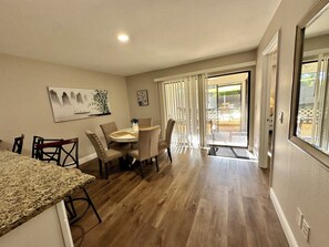 Dining - Gulf Coast University, RSW Airport, Estero River, Coconut Point, Miromar Outlets (Fort Myers)