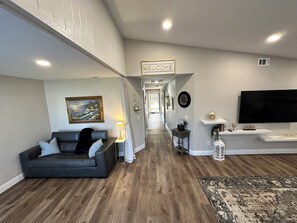 Smart TV, books - Gulf Coast University, RSW Airport, Estero River, Coconut Point, Miromar Outlets (Fort Myers)