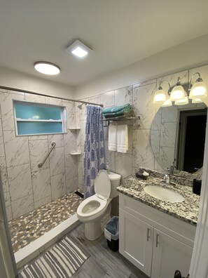 Douche, serviettes fournies, savon, papier toilette