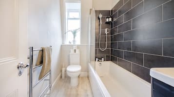 Hårtørrer, håndklæder, Shampoo, Toiletpapir