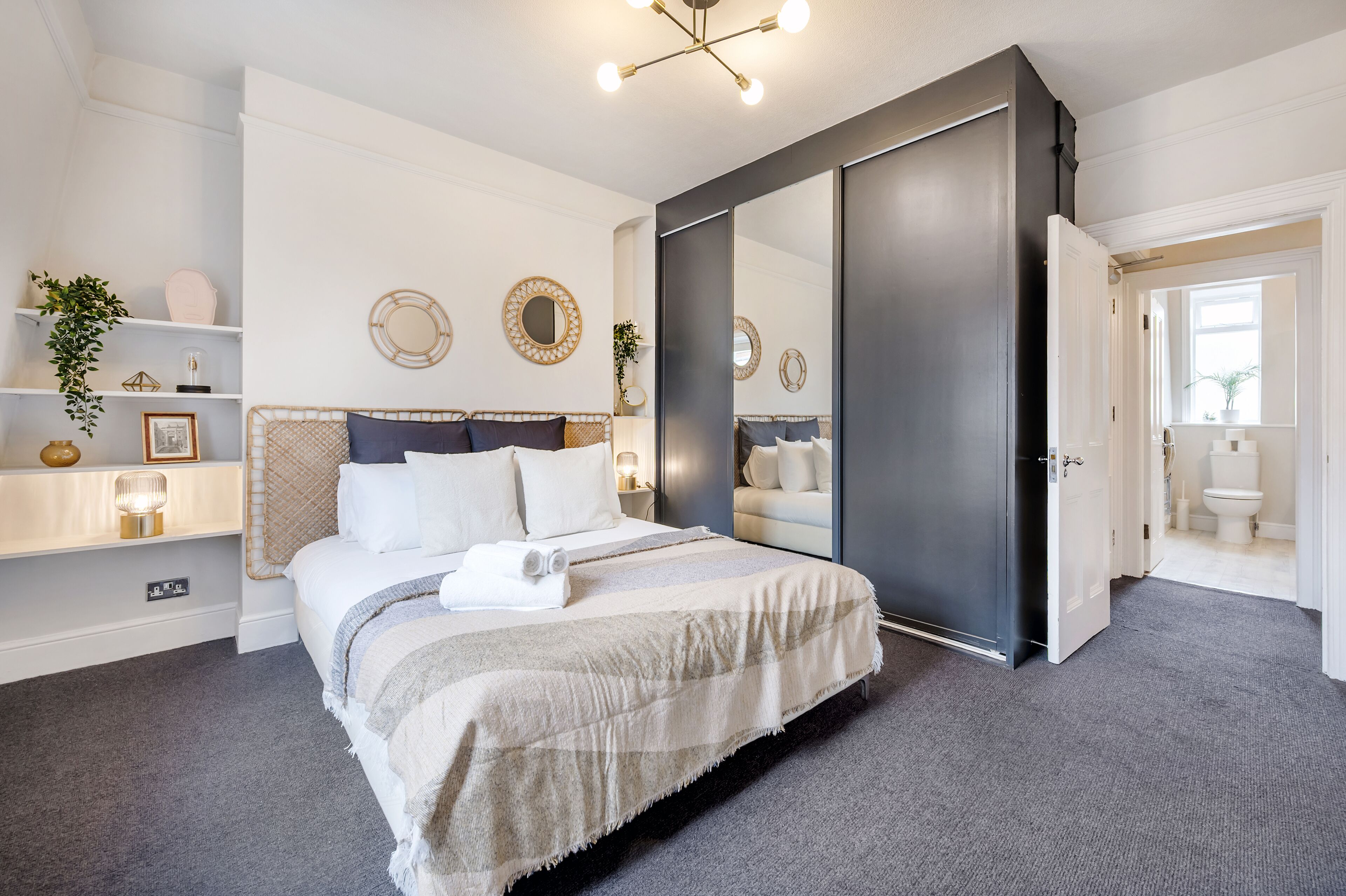 2 soverom, strykejern/-brett, reiseseng for barn og wi-fi (inkludert)