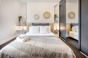 2 habitaciones, tabla de planchar con plancha y cuna de viaje