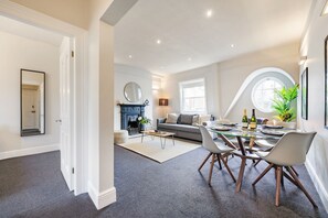 Unclassified image, 4 of 39, button - NEW! 2Bed/3Beds/1Bath/Cov Gd Piazza/1 min subway (Greater London)
