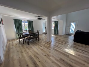 Dining - Un Poquito Paraiso (Shalimar)