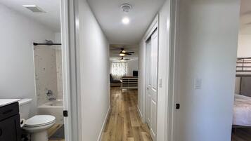 4 slaapkamers, een strijkplank/strijkijzer, gratis wifi, beddengoed