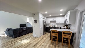 A modern apartment with a living area, kitchen, and dining space. - Bayside Cove Retreat: Your Coastal Escape (Shalimar)