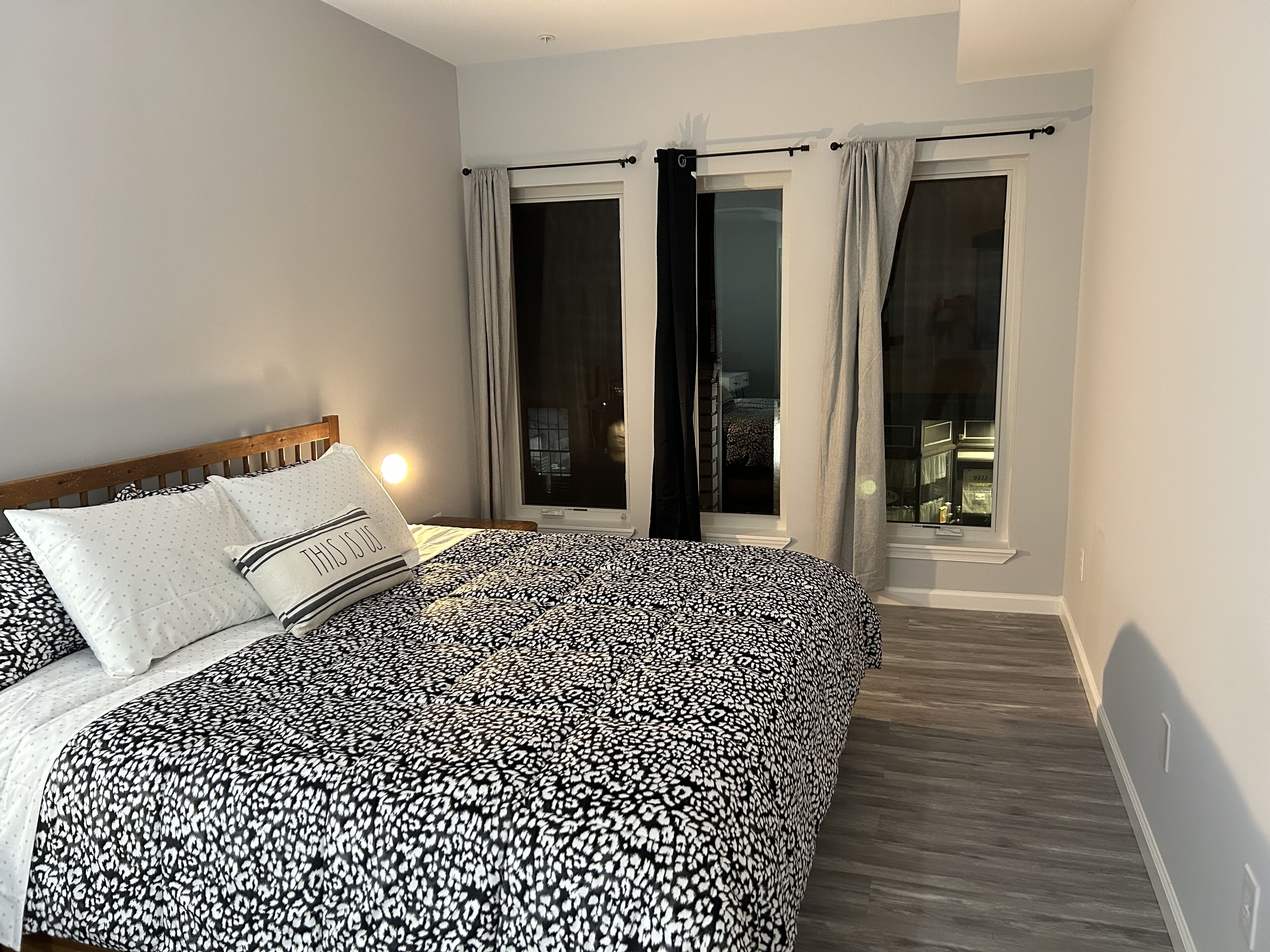 1 soverom, skrivebord, strykejern/-brett og reiseseng for barn