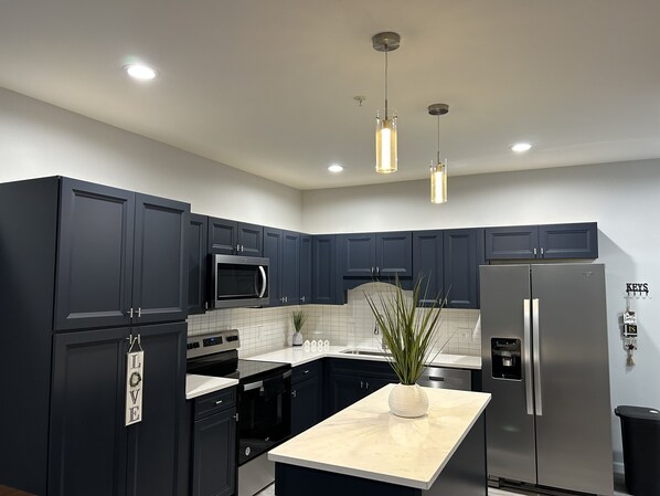 Fridge, microwave, oven, stovetop - Luxury Condo in the heart of Old town Manassas (Manassas)