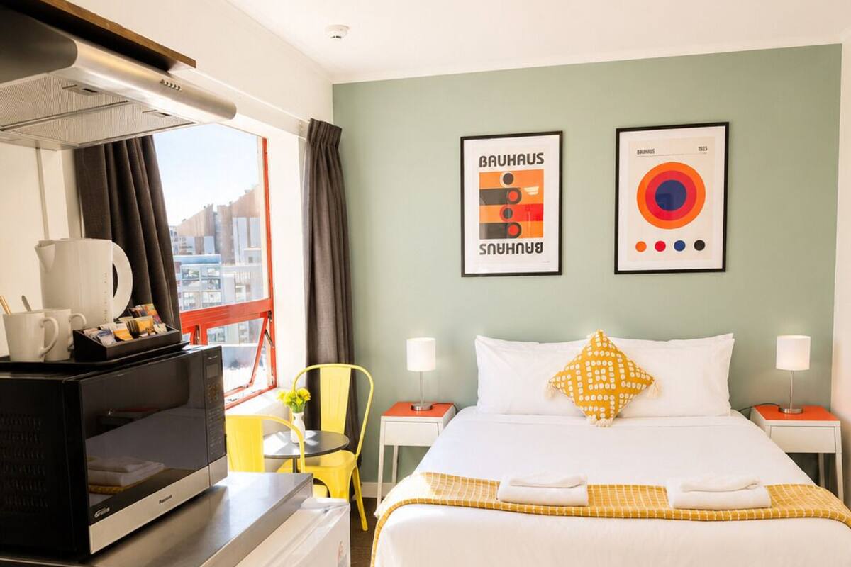 Classic Studio, 1 Queen Bed, Ensuite, City View | Free WiFi, bed sheets