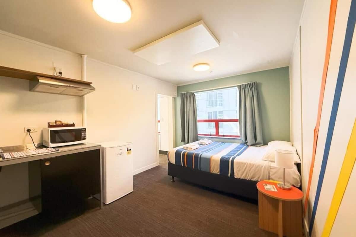 واي فاي مجانًا وملاءات أسرّة