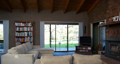 Country homestead on 10 acres. 9 minutes to beach, cafes & wineries.