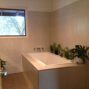 Shower, jetted tub, hair dryer, towels - Country homestead on 10 acres. 9 minutes to beach, cafes & wineries. (Tuerong)