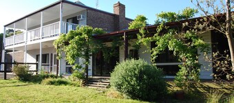 Country homestead on 10 acres. 9 minutes to beach, cafes & wineries.