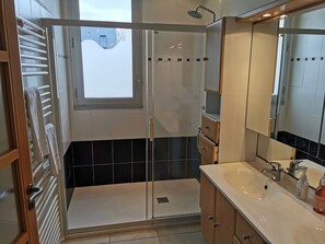 Shower, hair dryer, towels