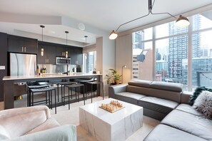 Smart-TV, Kamin, Bücher, Musikbibliothek