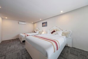 Individually decorated, individually furnished, desk, laptop workspace - Central Sapa Serenity Homestay (Sa Pa)