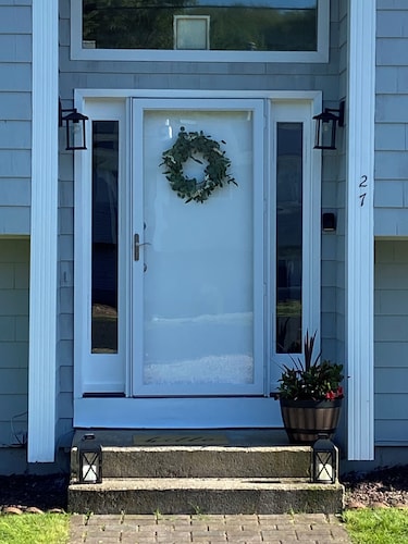 Spacious Summer Rental in Bonnet Shores/Narragansett, RI. Close to area beaches.